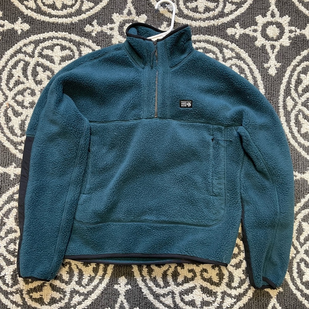 Mountain Hardwear woman’s blue thick fleece. Brand new condition, size S